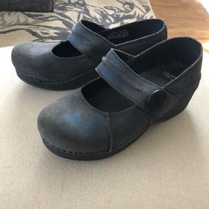 Dankso blue button clog